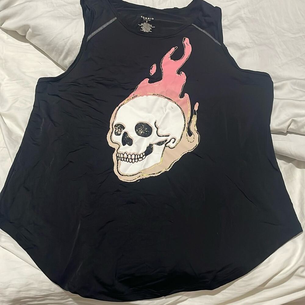 Torrid 2x active black skull graphic flame tan top euc like new